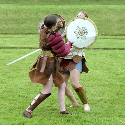 Two gladiatrices in combat.